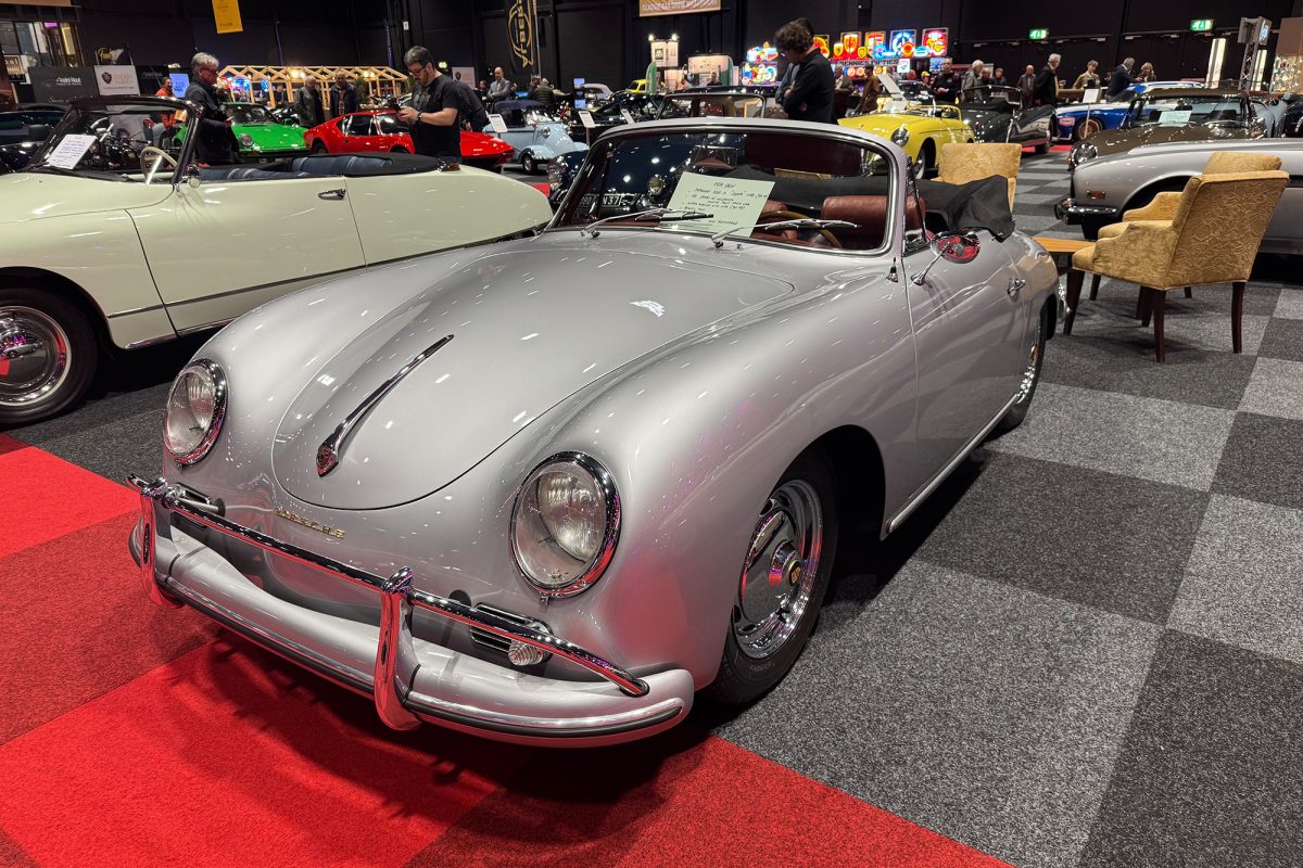 Teure und schnelle Sportwagen aus der Vergangenheit sind bei der Oldtimer-Show InterClassics Maastricht zu sehen