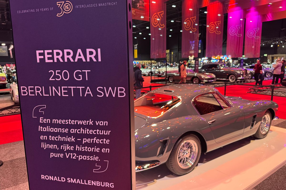 Teure und schnelle Sportwagen aus der Vergangenheit sind bei der Oldtimer-Show InterClassics Maastricht zu sehen