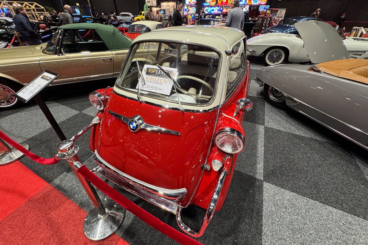 Teure und schnelle Sportwagen aus der Vergangenheit sind bei der Oldtimer-Show InterClassics Maastricht zu sehen