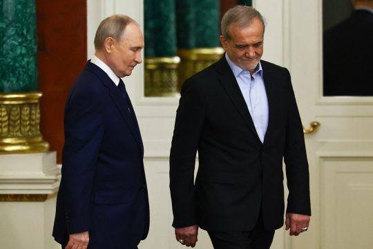 Der russische Präsident Wladimir Putin und der iranische PräsidentMassud Peseschkian im Moskauer Kreml