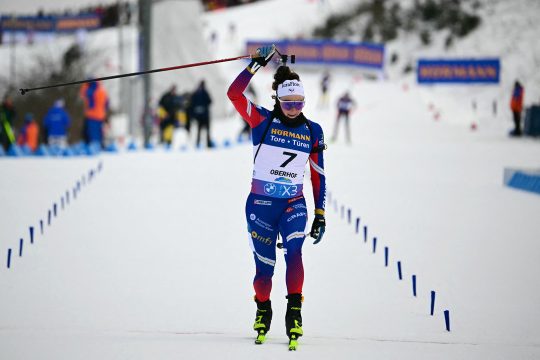 Lou Jeanmonnot-Laurent überquert die Ziellinie als Siegerin
