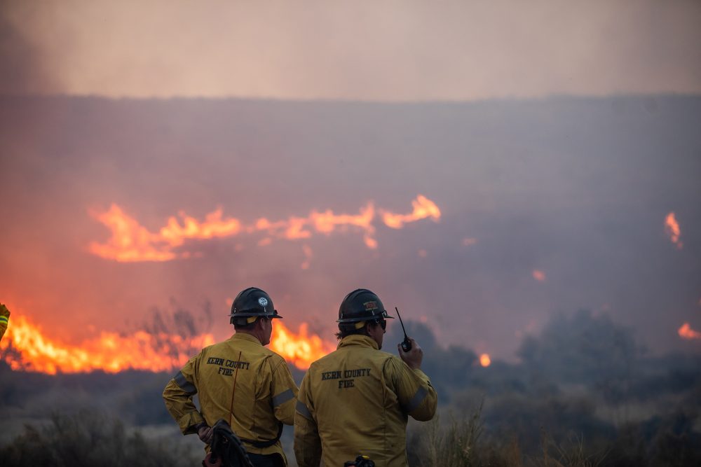 Feuerwehrleute blicken auf neuen Brand in Castaic im US-Bundesstaat Kalifornien