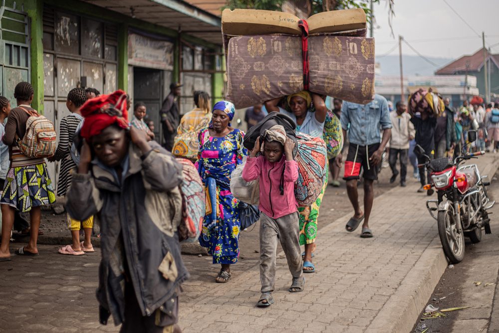 Menschen am Sonntag auf der Flucht aus Kibati nach Goma