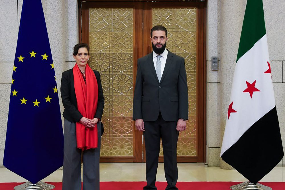 EU-Kommissarin Hadja Lahbib steht neben dem neuen syrischen Staatschef Ahmed al-Sharaa