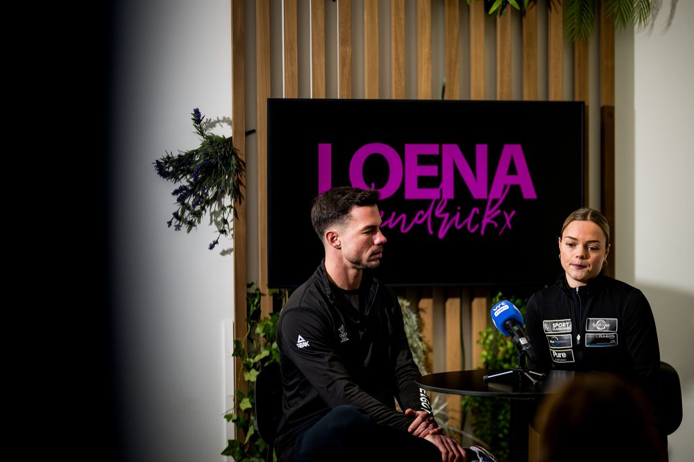 Loena Hendrickx bei der Pressekonferenz am Montag mit Bruder und Trainer Jorik