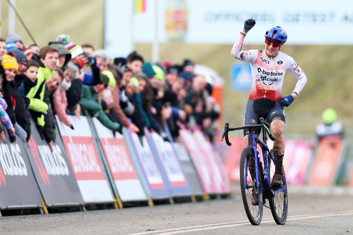 Die Niederländerin Lucinda Brand feiert ihren Sieg, als sie die Ziellinie beim Elite-Rennen der Frauen beim World Cup Cyclocross-Radsport-Event im niederländischen Hoogerheide überquert