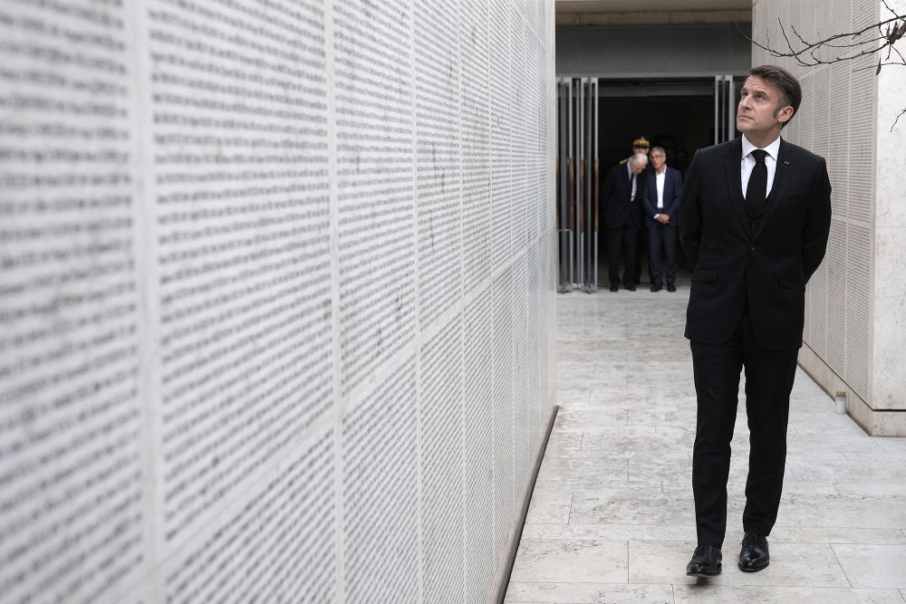 Emmanuel Macron besucht die Holocaust-Gedenkstätte in Paris