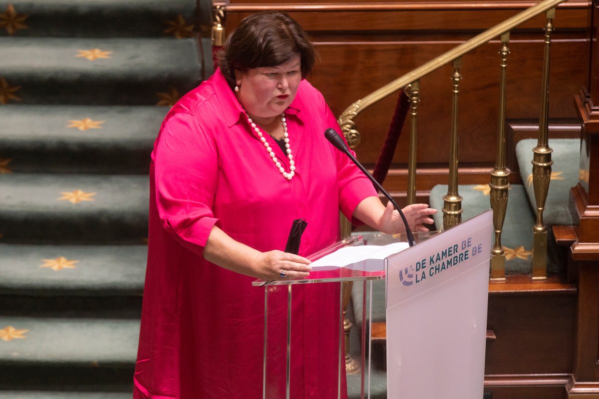 Maggie De Block steht in einem pinken Kleid hinter dem Rednerpult der Kammer - das Bild entstand im Sommer 2021, wo sie noch deutlich mehr wog