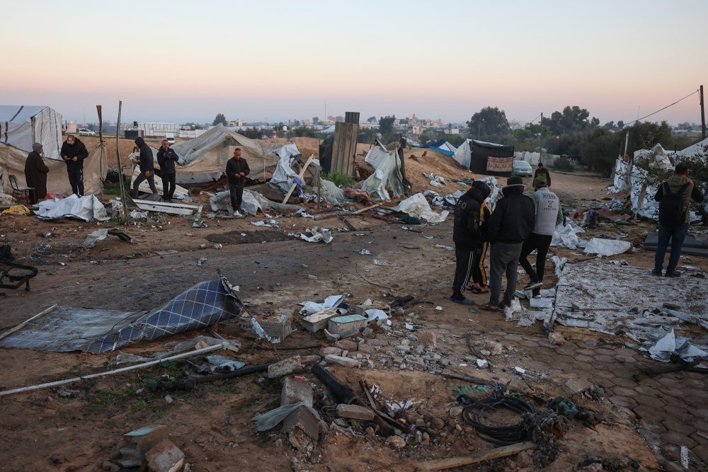 Palästinenser verschaffen sich einen Überblick über die Zerstörungen in Mawasi nach dem israelischen Angriff