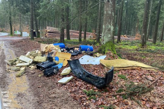 Illegale Mülldeponie an der Kreuzung "Breitfelder Tal", zwischen Dreihütten und Schlierbach