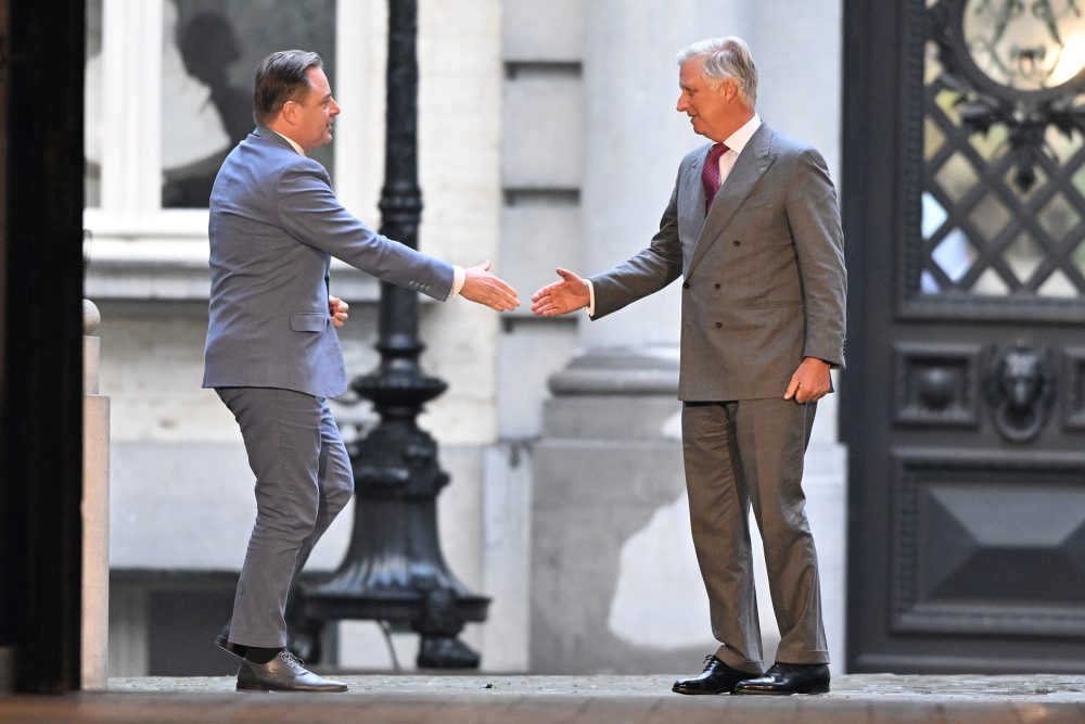 Bart De Wever bei seinem erneuten Besuch beim König, beide schütteln sich die Hände