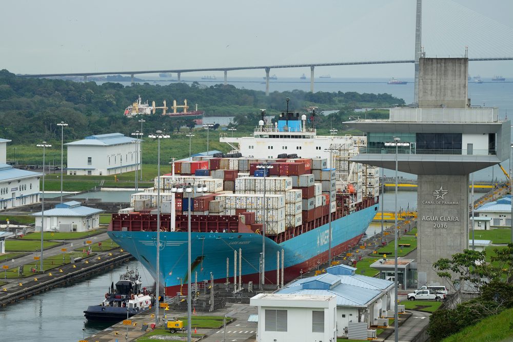 Ein Frachtschiff fährt durch die Agua-Clara-Schleusen des Panamakanals in Colón