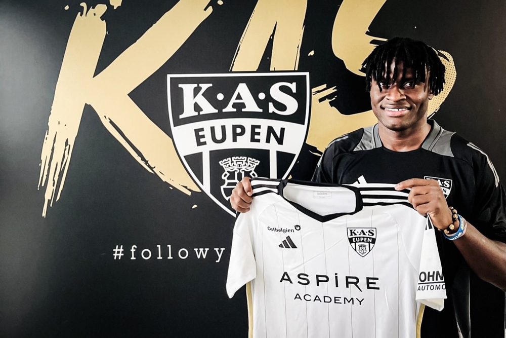 Philip Ejike hält das Vereinstrikot der AS Eupen in den Händen