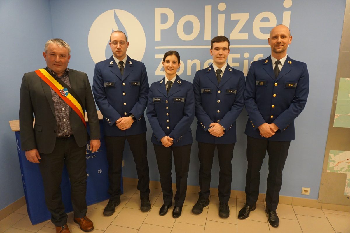 Die frisch vereidigten Polizeiinspektoren Mike Lecok, Corinna Jost und Levan Langer mit dem Polizeiratsvorsitzenden Erik Wiesemes und Zonenchef Johannes Cremer