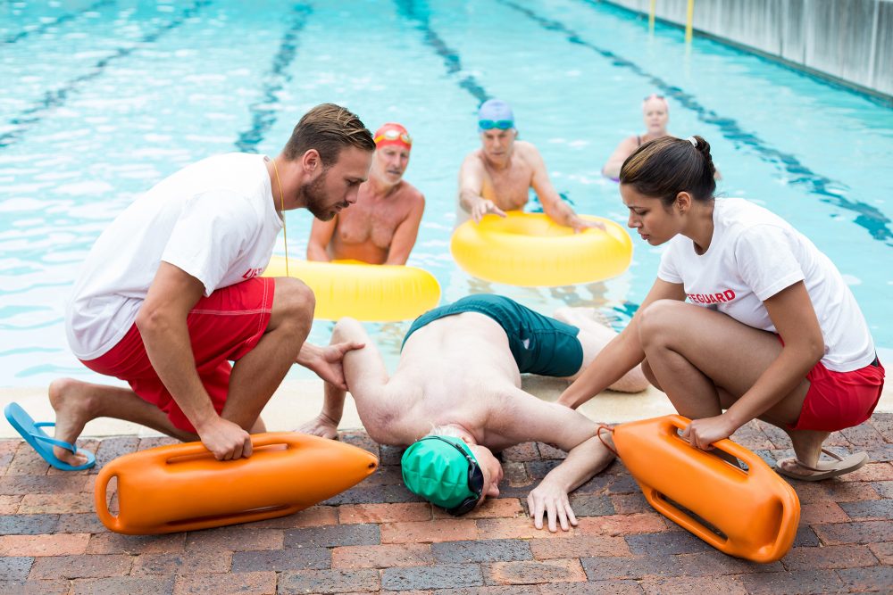 Rettungsschwimmer in einem Hallenbad