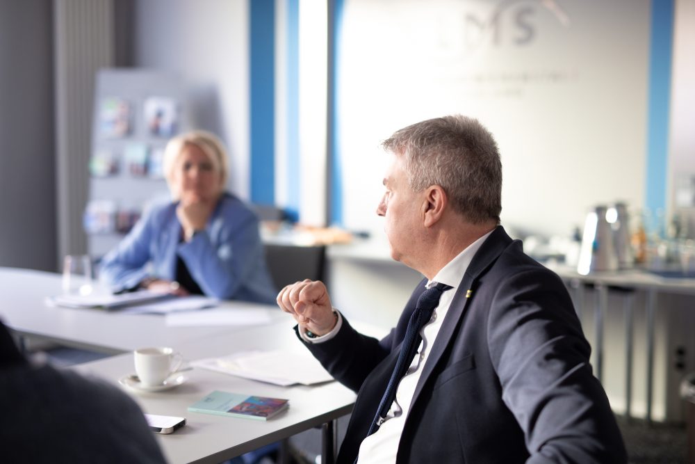 Minister Gregor Freches zu Besuch bei der Landesmedienanstalt in Saarbrücken