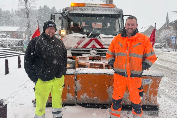 Die Lontzener Gemeindearbeiter Ludwig Bühler ynd Karol Tesznar vor dem Schneepflug