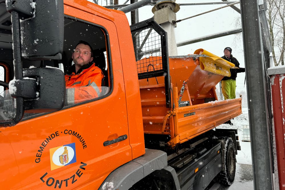 Der Lontzener Gemeindearbeiter Karol Tesznar im Schneepflug