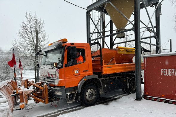 Der Lontzener Gemeindearbeiter Karol Tesznar im Schneepflug