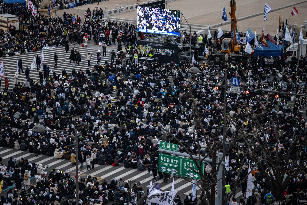 Gegner und Befürworter des suspendierten südkoreanischen Präsidenen Yoon demonstrieren in Seoul