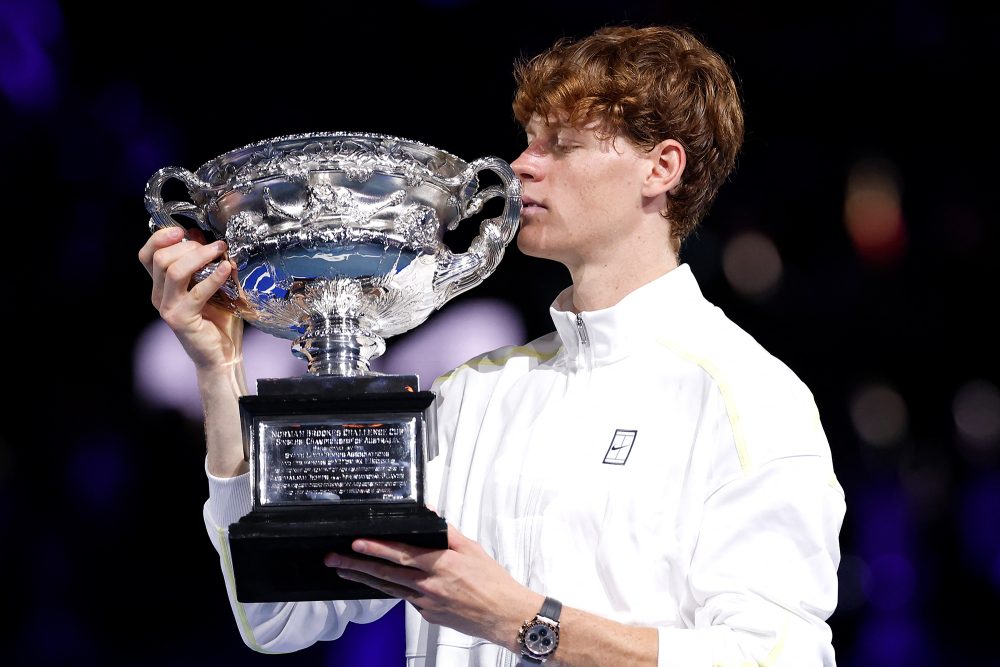 Jannik Sinner hält nach seinem Sieg bei den Australian Open den Pokal in den Händen