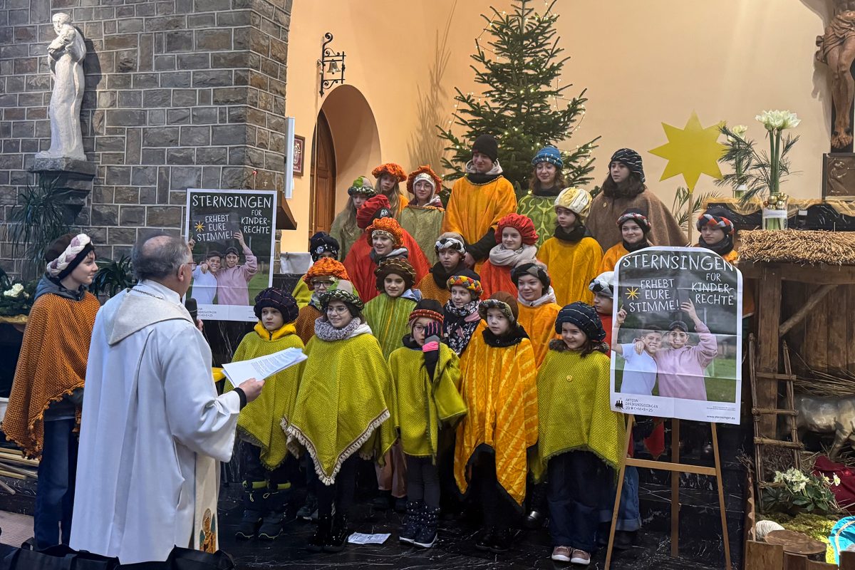 Sternsinger mit Pastor Lothar Klinges in der Weywertzer Kirche