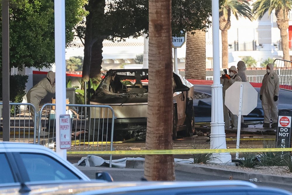 Ermittler untersuchen den Cybertruck vor dem Trump International Hotel in Las Vegas