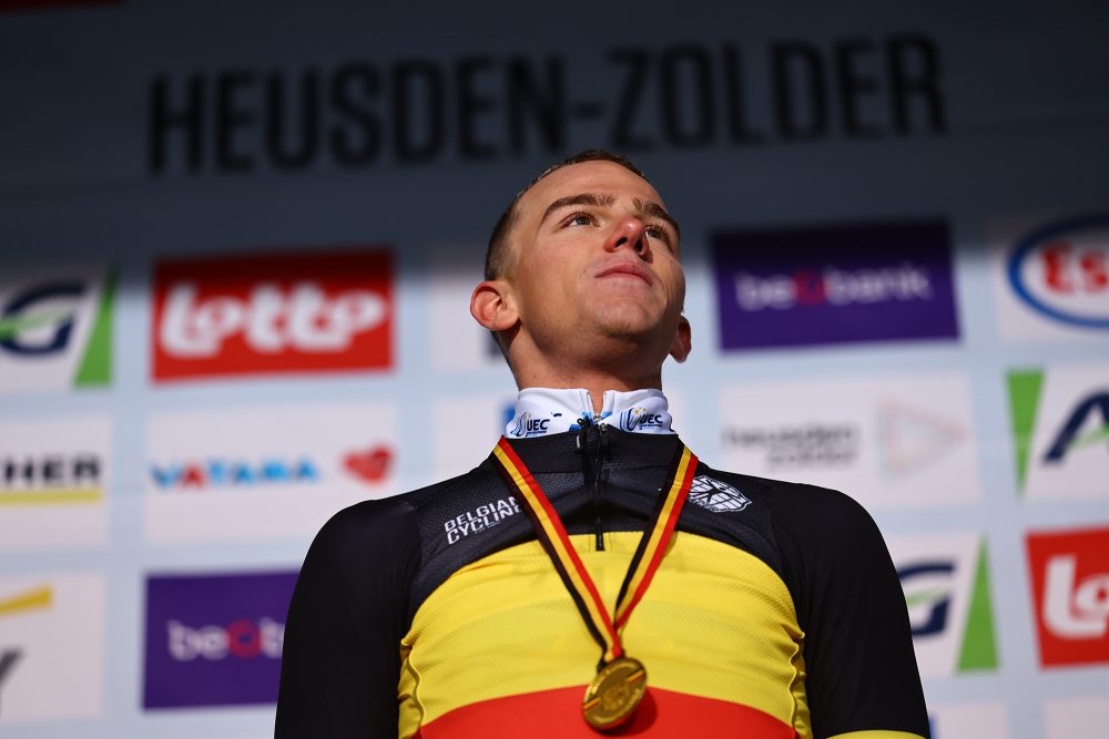 Thibau Nys steht auf dem Podium im Trikot mit belgischen Landesfarben und der Goldmedaille um den Hals