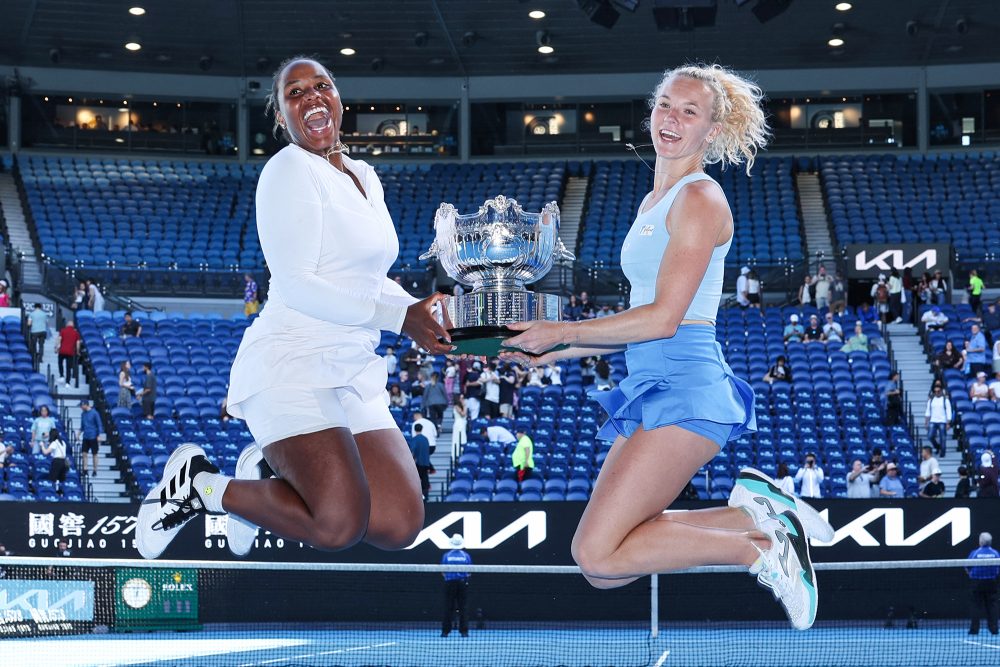 Die US-Amerikanerin Taylor Townsend (li.) und die Tschechin Katerina Siniakova freuen sich über ihren Sieg im Damen-Doppel in Melbourne, sie halten gemeinsam den Pokal in den Händen, während sie synchron in die Luft springen, auf dem Bild sind beide gerade in der Luft