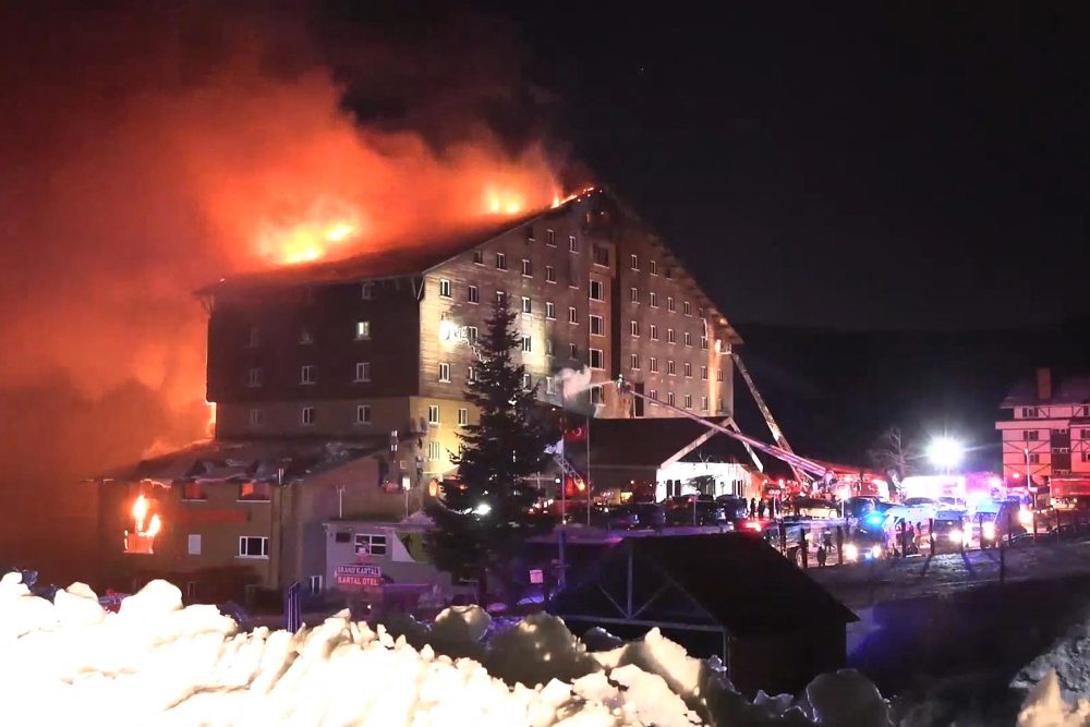 Brand eines Hotels im türkischen Skiort Kartalkaya