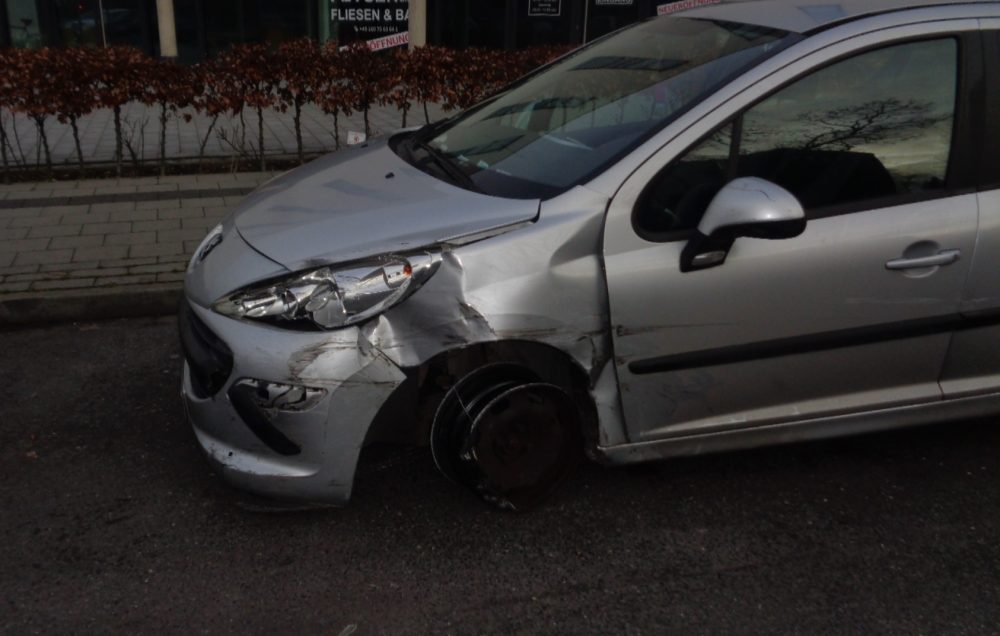 Aggressive Autofahrerin aus Belgien begeht Unfallflucht in Aachen