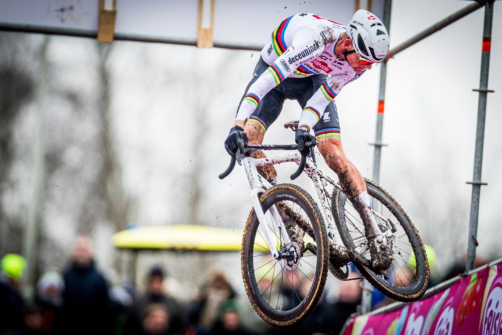 Mathieu van Der Poel ist auf seinem Rad, das gerade in der Luft ist