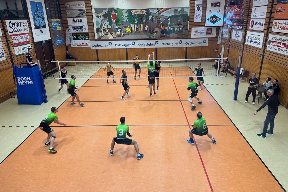 Die Spieler von VBC Lommersweiler und Wijgmaal spielen auf dem Volleyballfeld gegeneinander