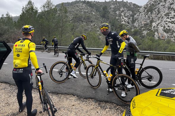 Team Visma Lease a Bike Devo beim Training an der spanischen Costa Blanca