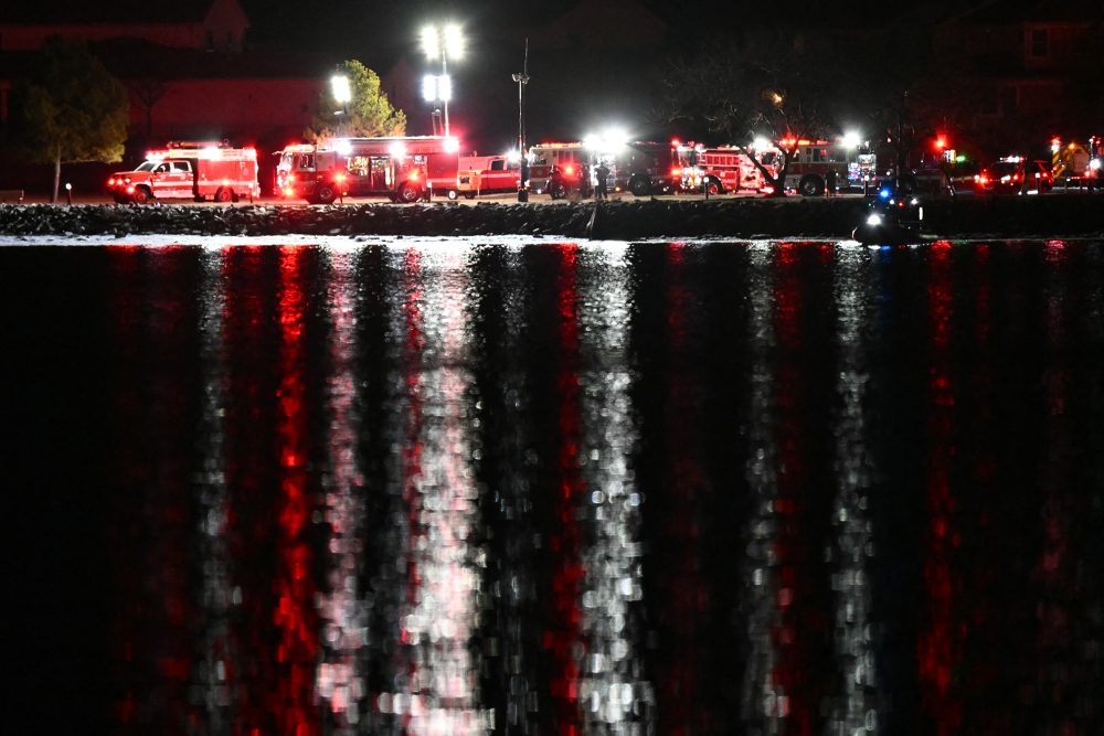 Zahlreiche Rettungskräfte sind an der Unglücksstelle im Einsatz