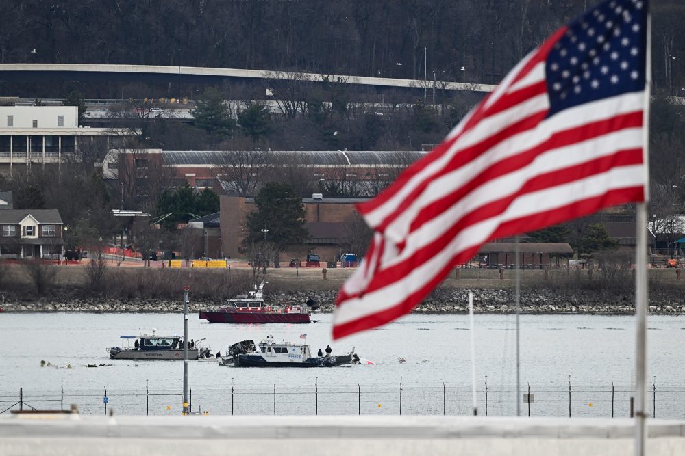 Polizeiboote patrouillieren auf dem Fluss Potomac