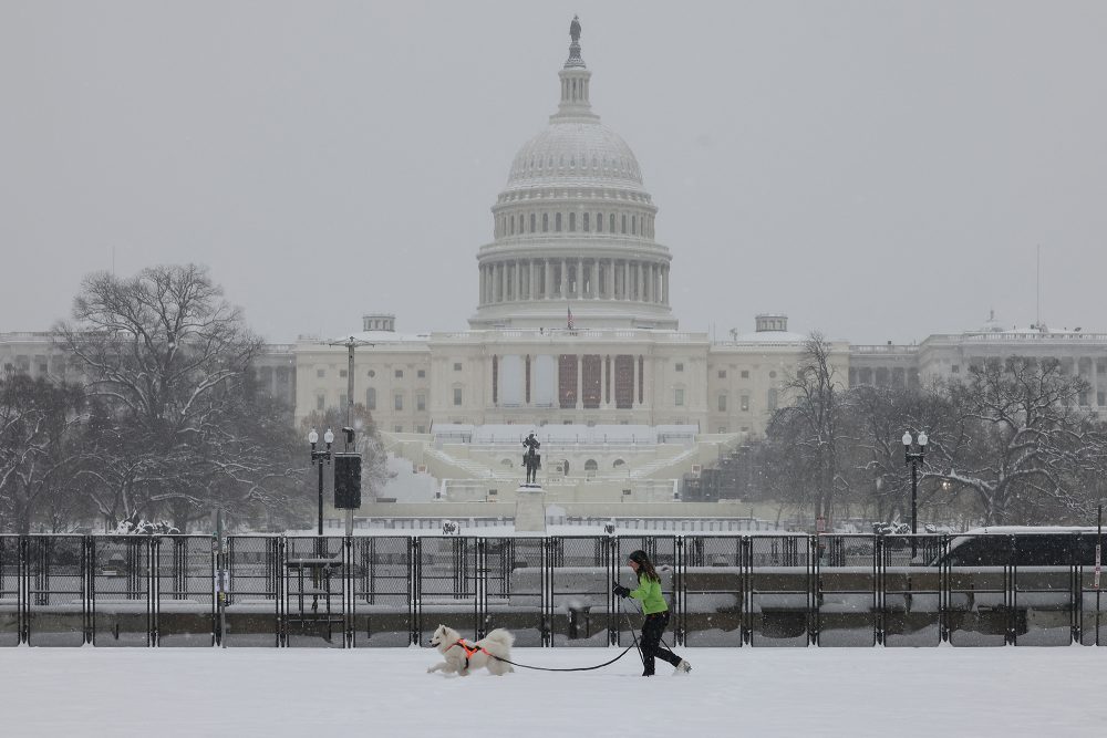 Das Weiße Haus in Washington im Schnee