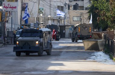 Israelische Streitkräfte fahren in gepanzerten Fahrzeugen durch eine Straße in Dschenin