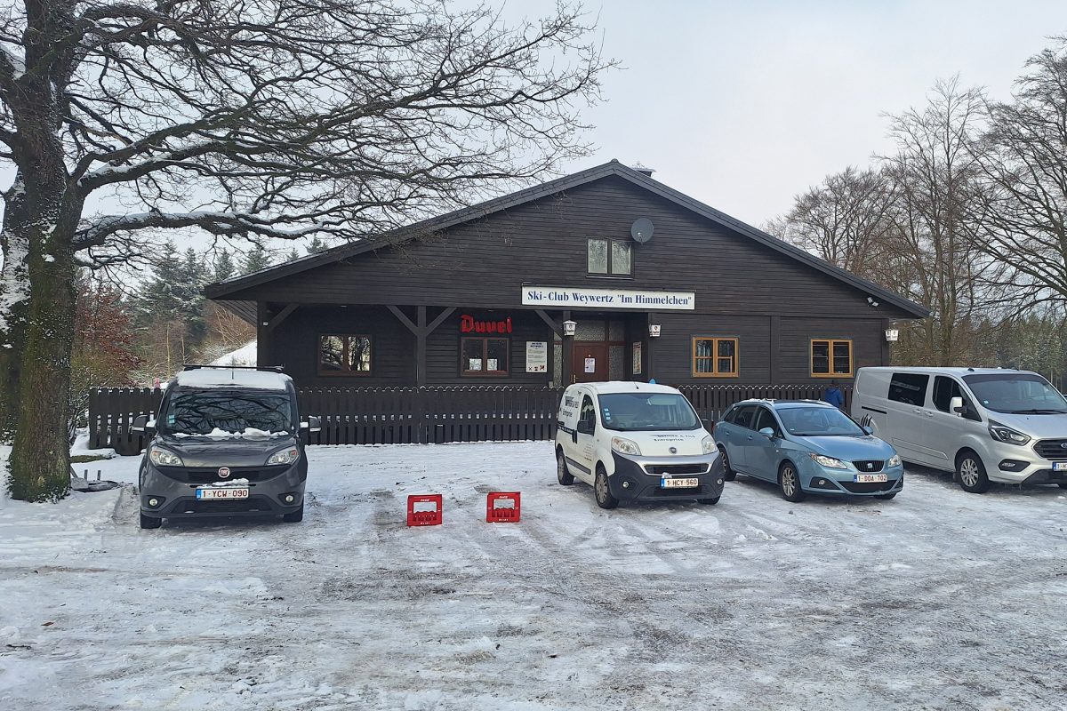 Außenansicht des Ski-Club Weywertz "Im Himmelchen", vor dem Gebäude sind mehrere Fahrzeuge geparkt