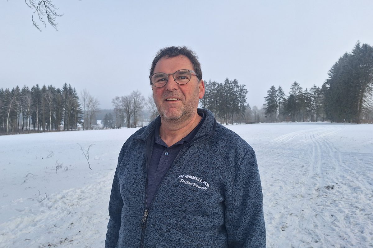 Walter Weber vom Ski-Club Weywertz "Im Himmelchen" steht auf einer schneebedeckten Fläche