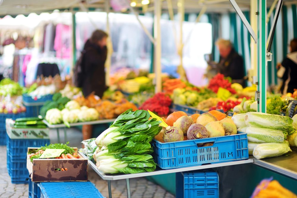 Gemüsestand auf einem Wochenmarkt