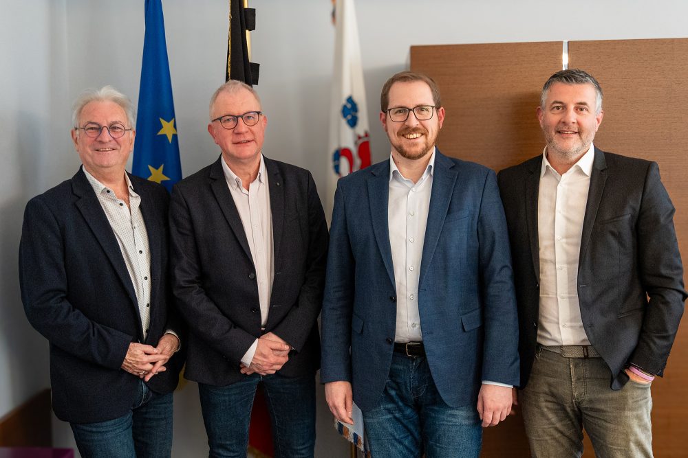 Gruppenbild von DG-Minister Jérôme Franssen, dem ostbelgischen EU-Abgeordneten Pascal Arimont, Francis Hourant (Präsident und Vorsitzender des Boards von WorldSkills) sowie Guibert Debroux (Direktor von WorldSkills Belgium)