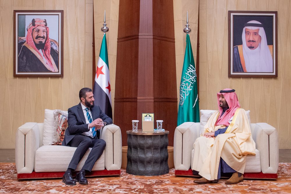 Der saudische Kronprinz Mohammed bin Salman und der syrische Interimspräsident Ahmed al-Scharaa sprechen miteinander, beide sitzen sich auf großen Sesseln gegenüber