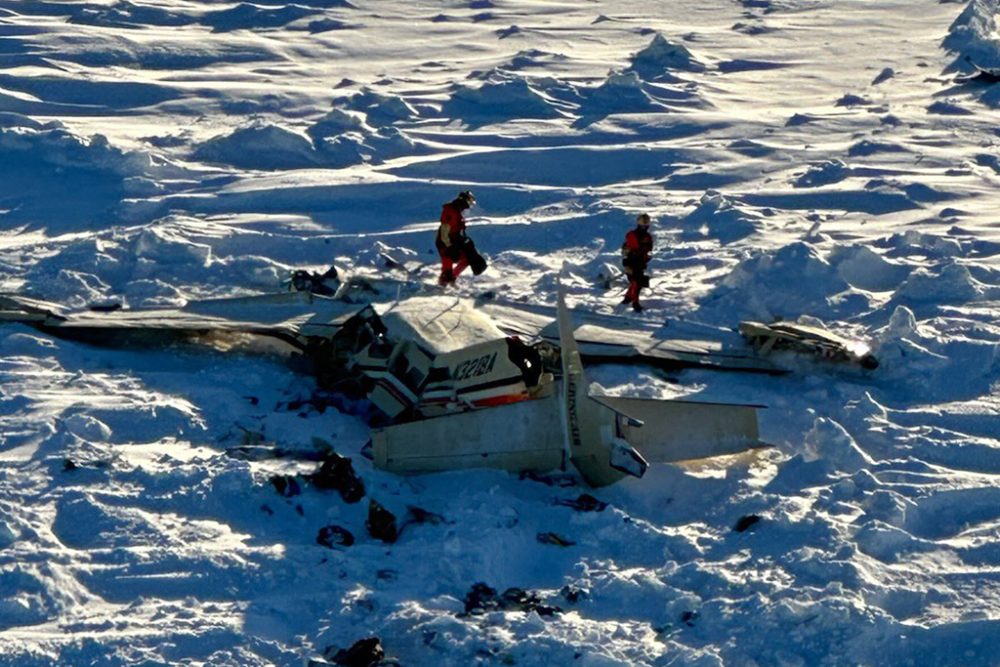 Rettungskräfte am Wrack des abgestürzten Flugzeugs in Alaska