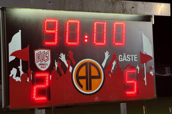 Anzeigetafel zeigt den Endstand des Spiels: 2:5