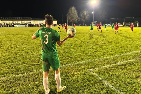 Spieler des FC Grün-Weiß Amel und RUS Emmels auf dem Spielfeld