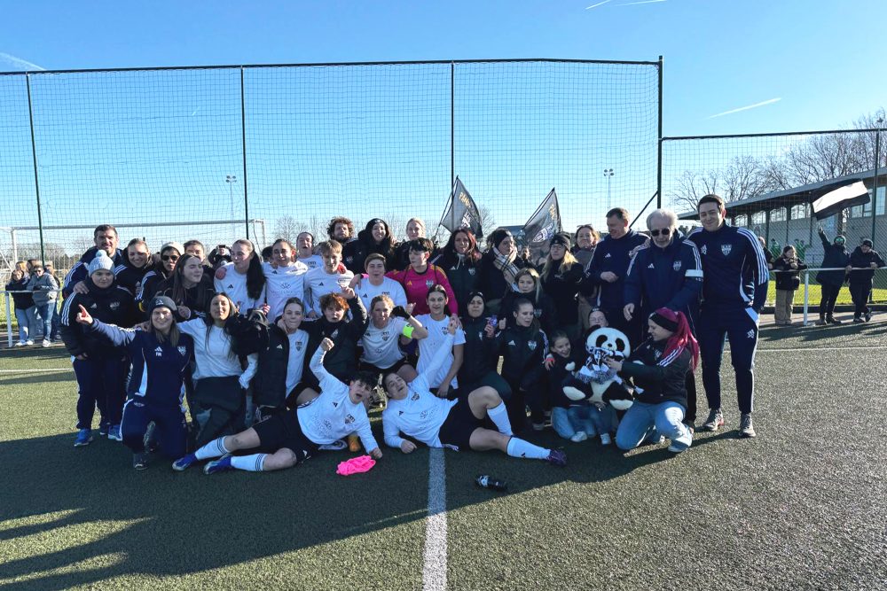 Die Frauenmannschaft der AS Eupen posiert auf dem Spielfeld für ein Jubelfoto