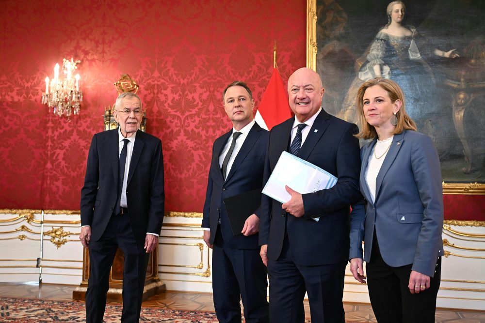 Österreichs Bundespräsident Alexander van der Bellen mit Andreas Babler (SPÖ), Christian Stocker (ÖVP) und Beate Meinl-Reisinger (Neos) am Samstag in Wien