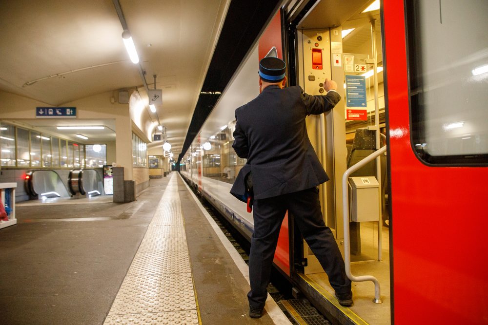 Zug mit Schaffner in leerem Bahnhof in Brüssel