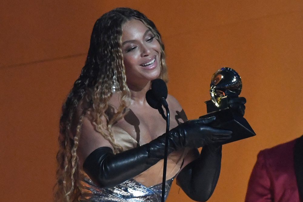 Beyoncé mit einem Grammy in den Händen